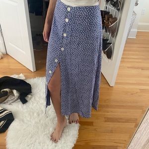 Highwasted midi skirt.